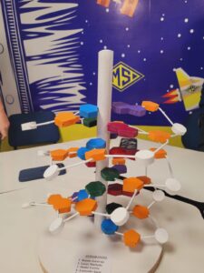 Trabalho de Biologia com os alunos do 2° ano - protótipos do DNA e RNA 02